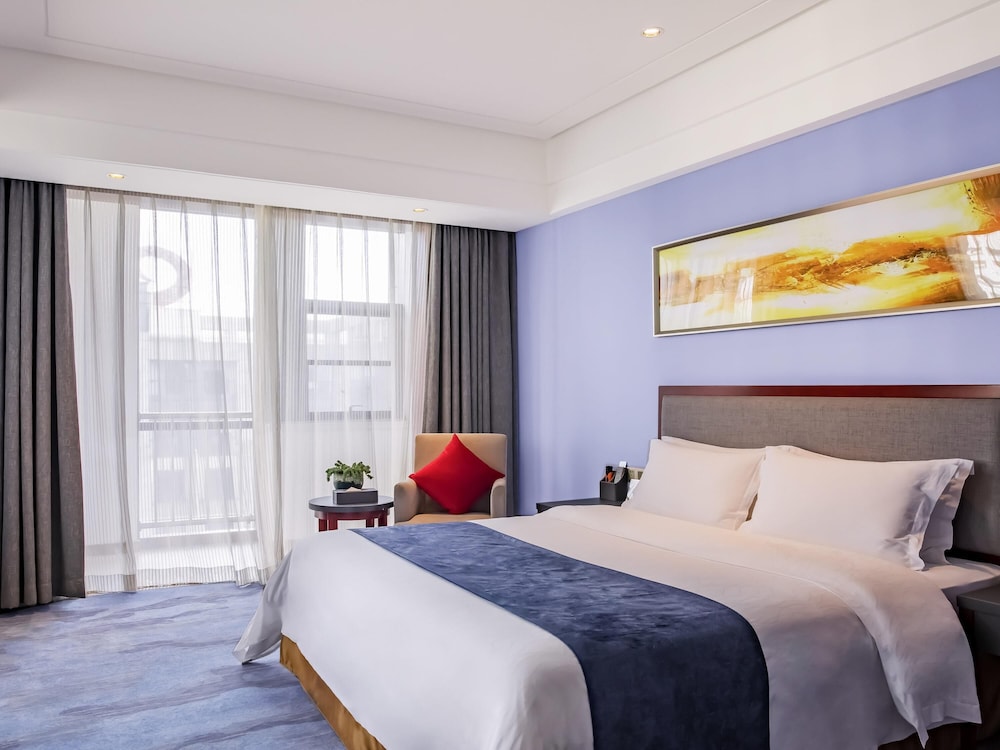 Habitación superior con 1 cama king size, vistas al jardín y planta alta del hotel Novotel Guiyang Panjiang