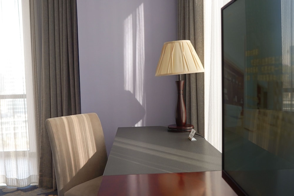 Habitación superior con 1 cama king size, vistas al jardín y planta alta del hotel Novotel Guiyang Panjiang. Foto 6