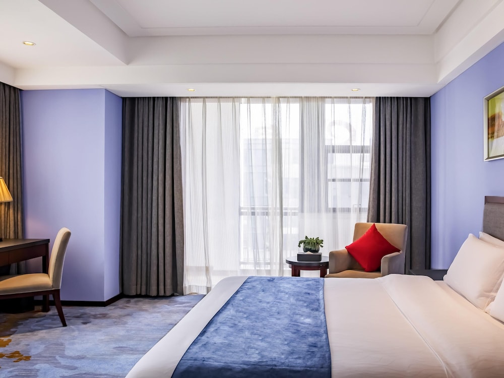 Habitación superior con 1 cama king size, vistas al jardín y planta alta del hotel Novotel Guiyang Panjiang. Foto 7