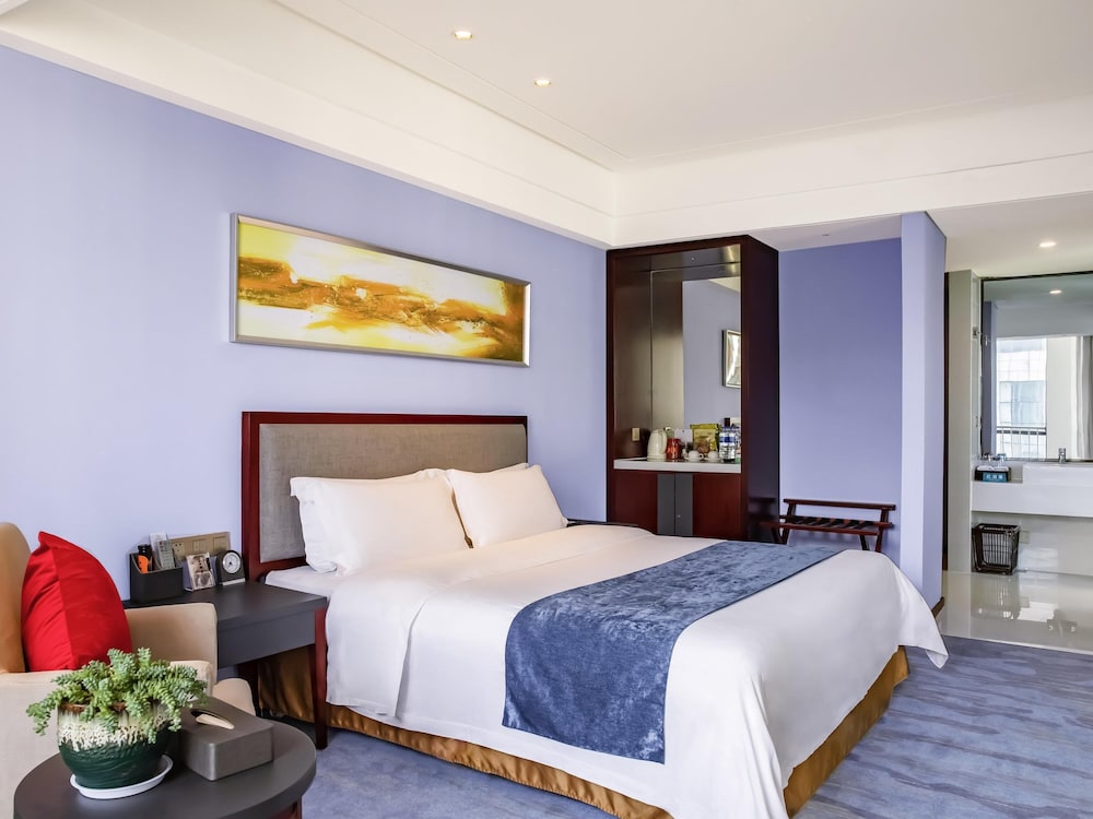 Habitación superior con 1 cama king size, vistas al jardín y planta alta del hotel Novotel Guiyang Panjiang. Foto 8
