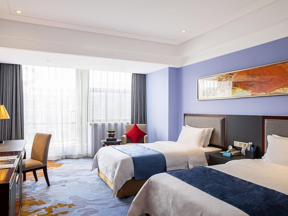 Habitación superior con 2 camas individuales, vistas al jardín y planta alta del hotel Novotel Guiyang Panjiang