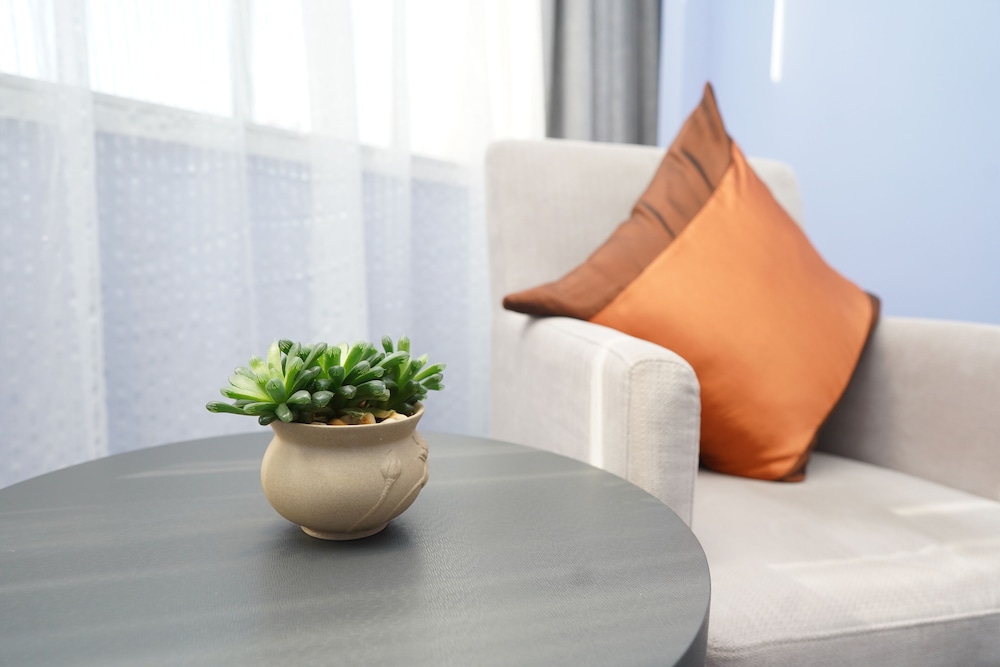 Habitación superior con 2 camas individuales, vistas al jardín y planta alta del hotel Novotel Guiyang Panjiang. Foto 2