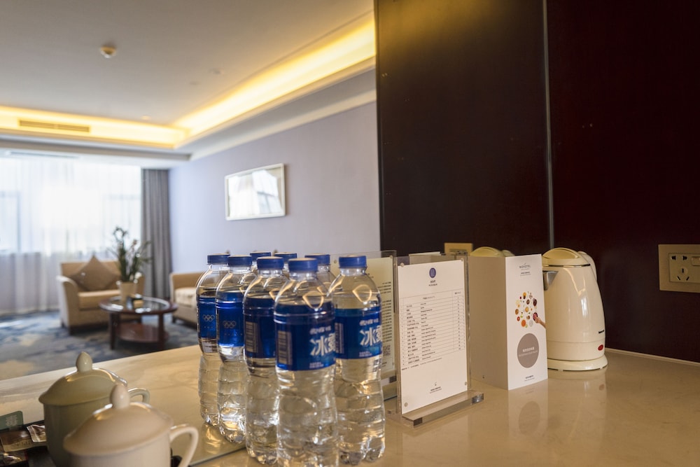Habitación superior con 2 camas individuales, vistas al jardín y planta alta del hotel Novotel Guiyang Panjiang. Foto 4