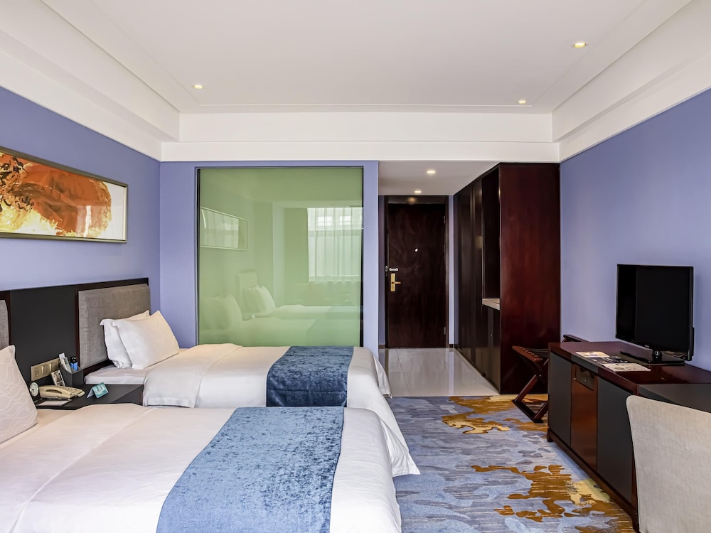 Habitación superior con 2 camas individuales, vistas al jardín y planta alta del hotel Novotel Guiyang Panjiang. Foto 7