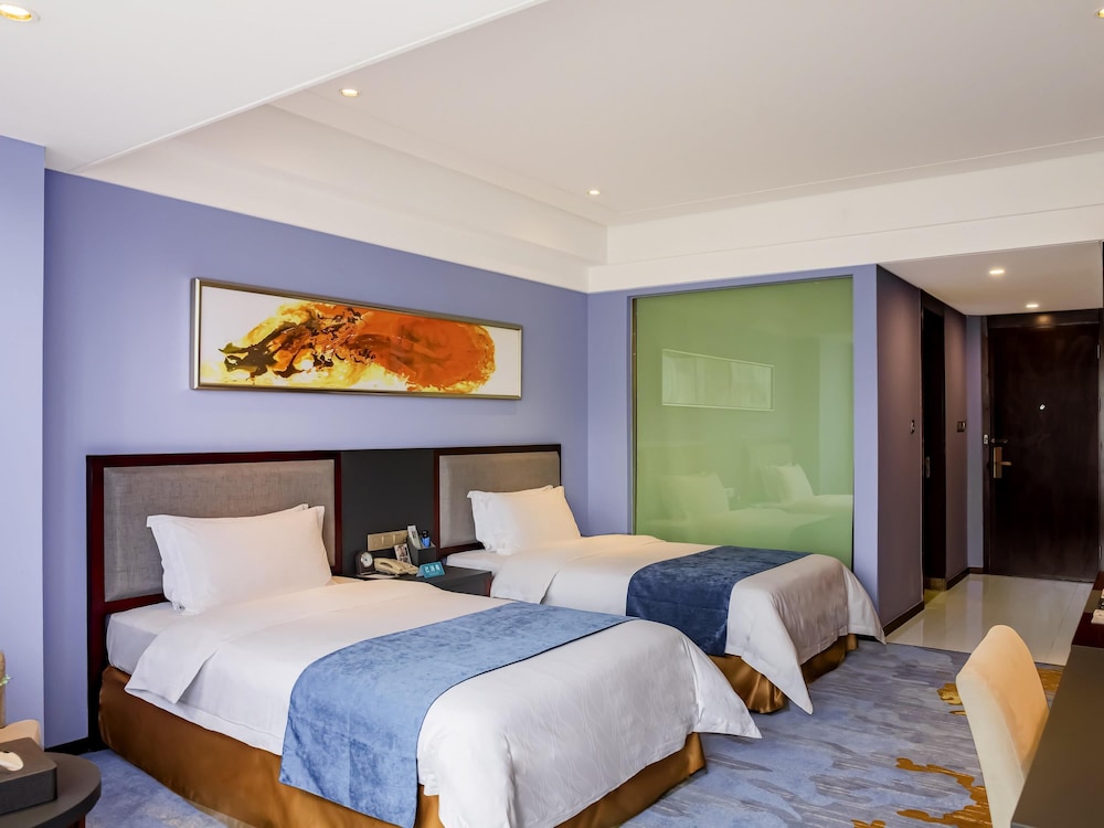 Habitación superior con 2 camas individuales, vistas al jardín y planta alta del hotel Novotel Guiyang Panjiang. Foto 8