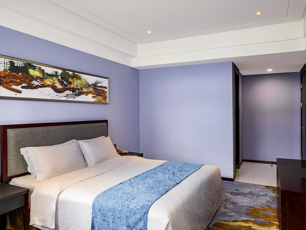 Suite superior con 1 cama king size del hotel Novotel Guiyang Panjiang. Foto 7