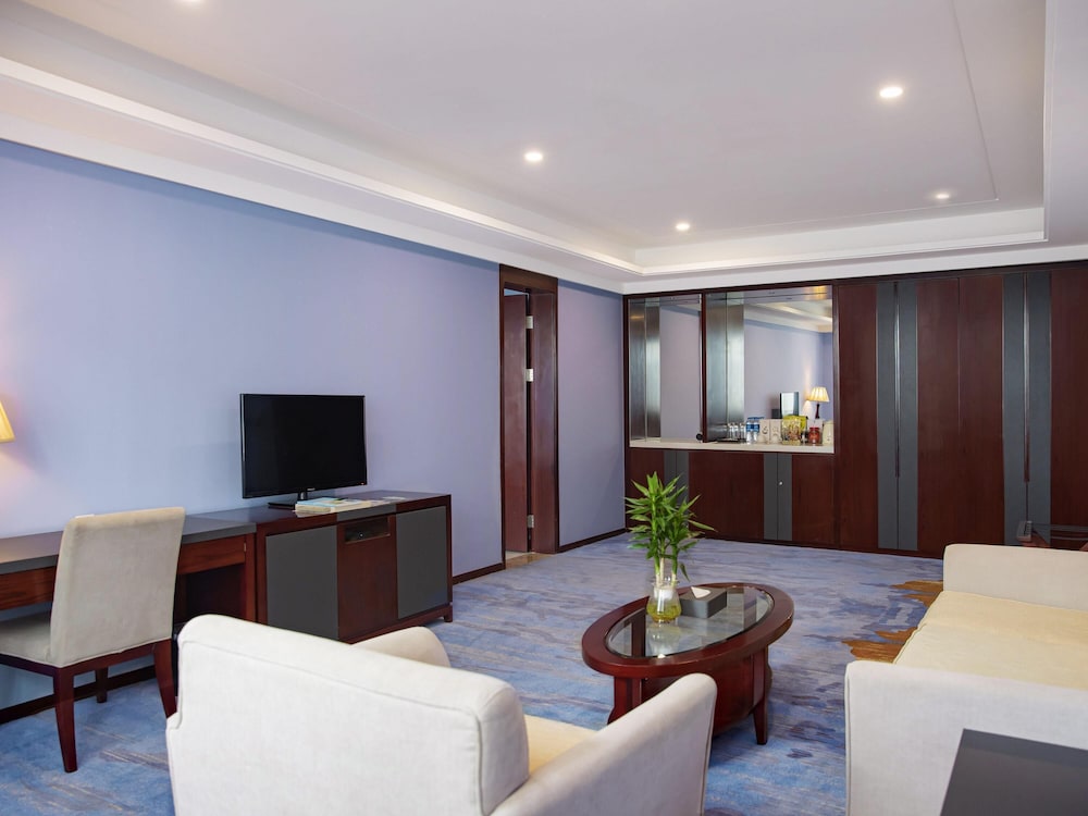 Suite superior con 1 cama king size del hotel Novotel Guiyang Panjiang. Foto 9