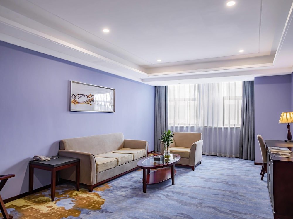 Suite superior con 1 cama king size del hotel Novotel Guiyang Panjiang. Foto 10