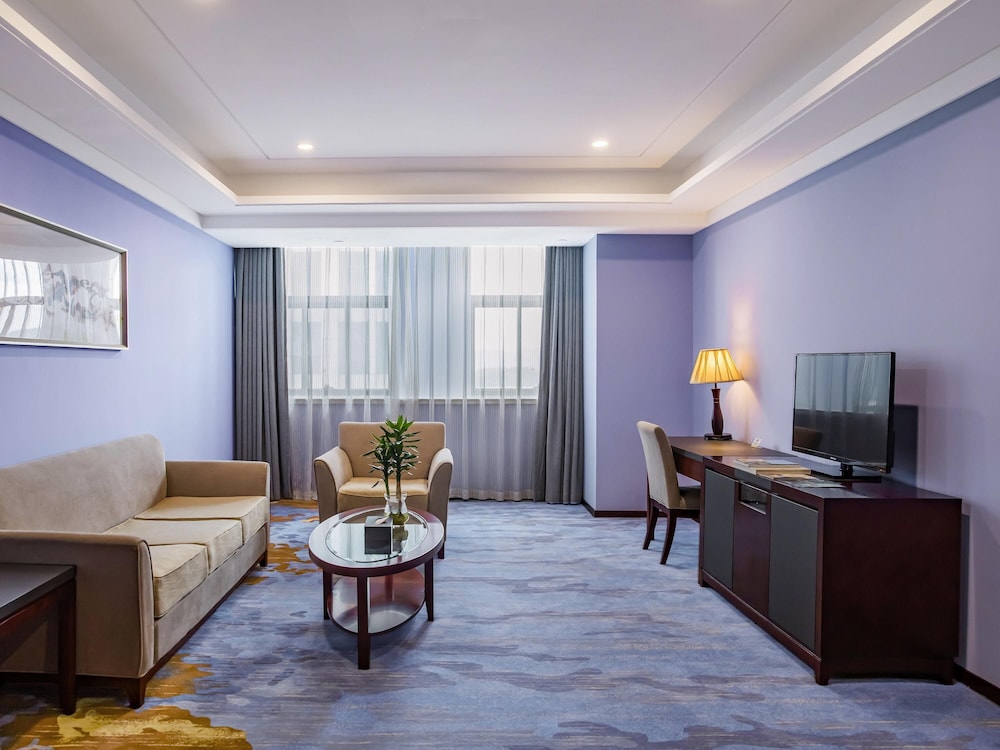 Suite superior con 1 cama king size del hotel Novotel Guiyang Panjiang. Foto 11