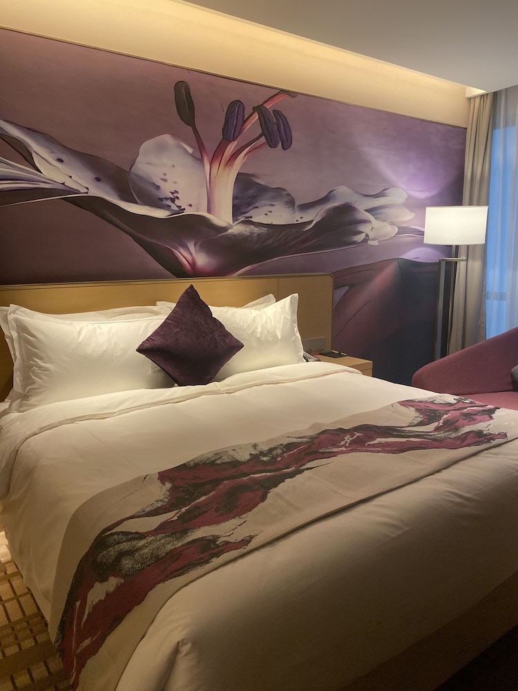 Habitación estándar con 1 cama king size del hotel Novotel Zhengzhou Airport. Foto 2