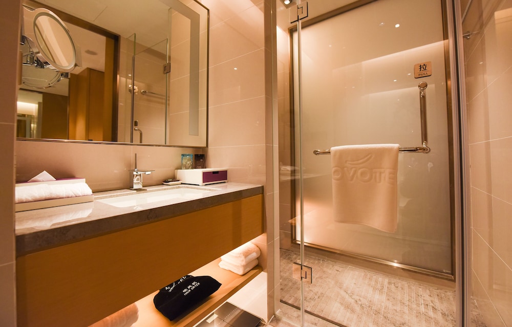 Habitación estándar con 1 cama king size del hotel Novotel Zhengzhou Airport. Foto 4