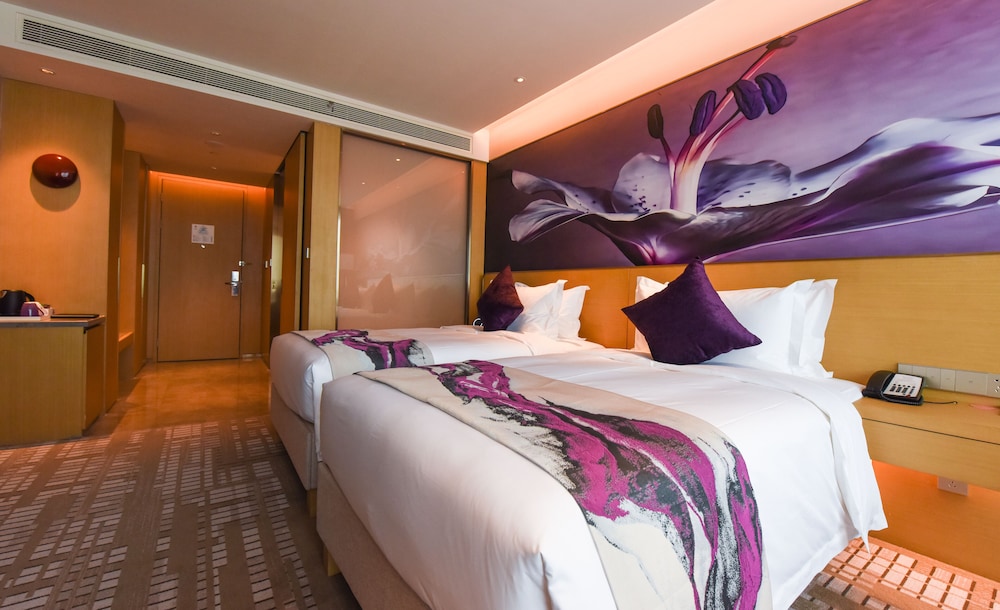 Habitación estándar con 2 camas individuales del hotel Novotel Zhengzhou Airport. Foto 2