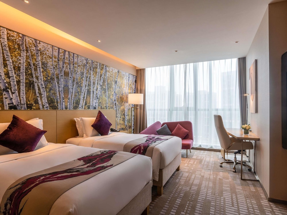 Habitación estándar con 2 camas individuales del hotel Novotel Zhengzhou Airport. Foto 4