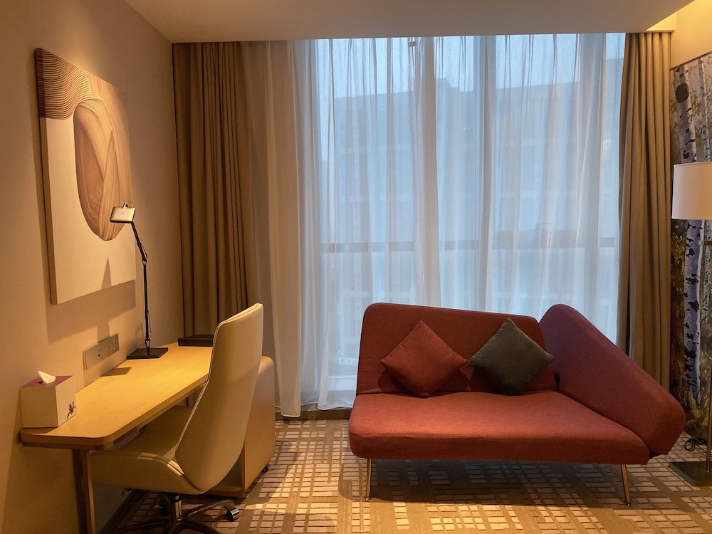 HABITACIÓN SUPERIOR con 1 cama king size del hotel Novotel Zhengzhou Airport. Foto 3