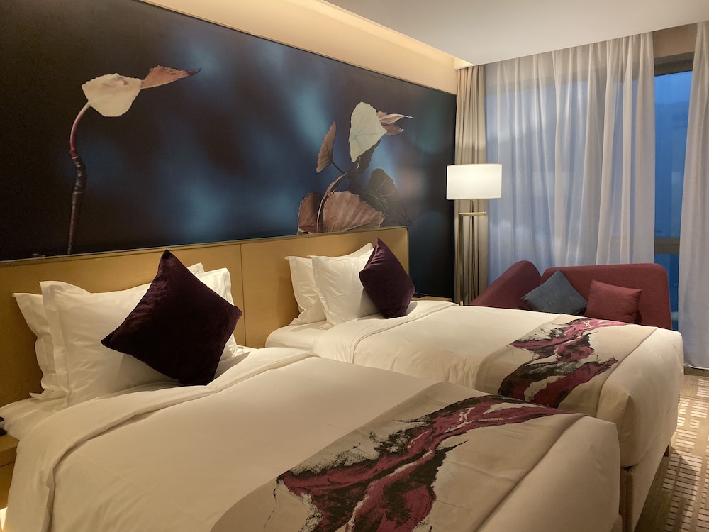 Habitación superior con 2 camas individuales del hotel Novotel Zhengzhou Airport. Foto 3