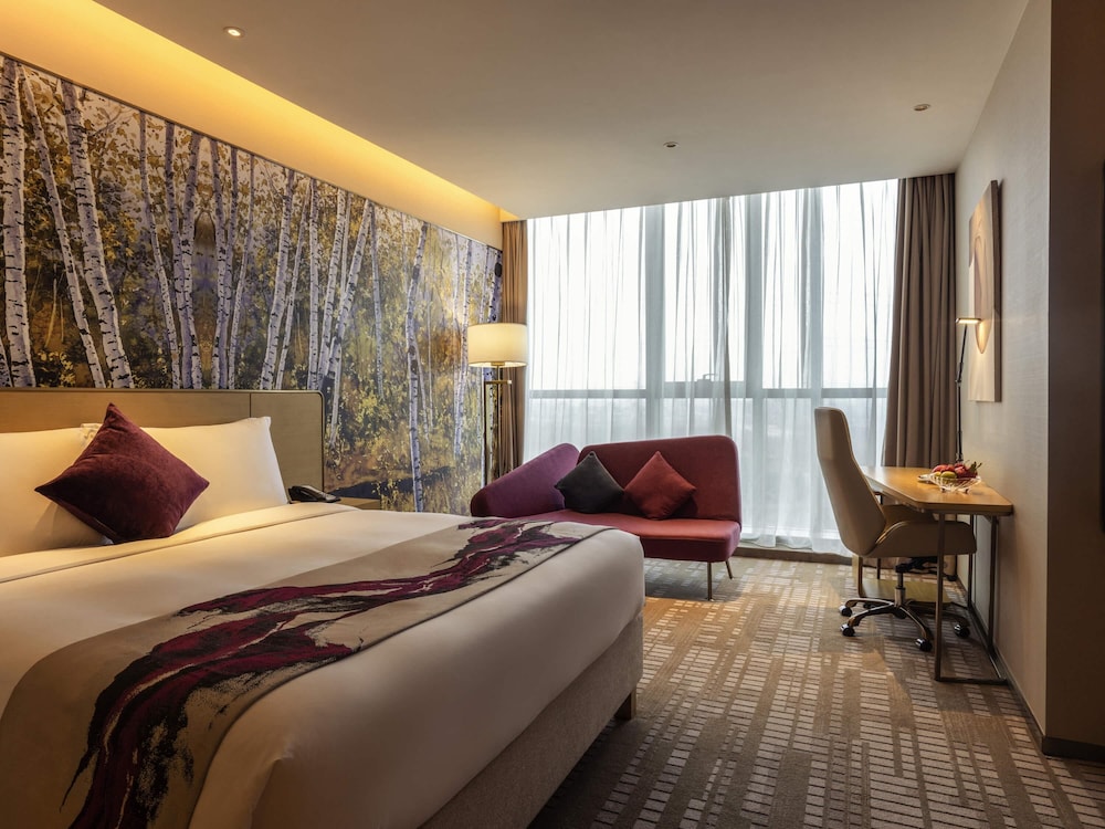 Habitación Premier con 1 cama king size, acceso al salón del hotel Novotel Zhengzhou Airport