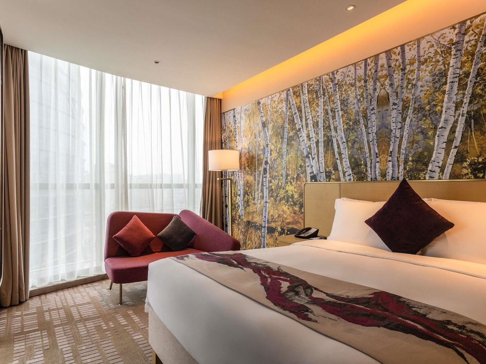 Habitación Premier con 1 cama king size, acceso al salón del hotel Novotel Zhengzhou Airport. Foto 4