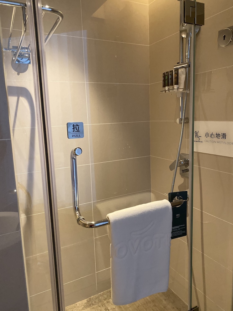 Habitación Premier con camas gemelas, acceso al salón del hotel Novotel Zhengzhou Airport. Foto 3