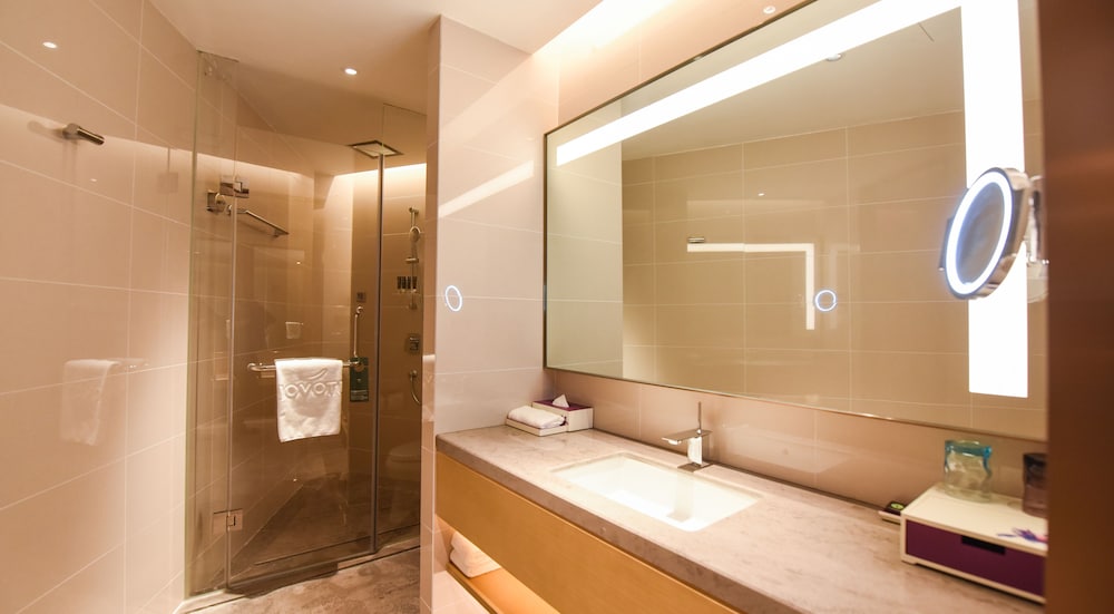 Habitación Premier con camas gemelas, acceso al salón del hotel Novotel Zhengzhou Airport. Foto 6