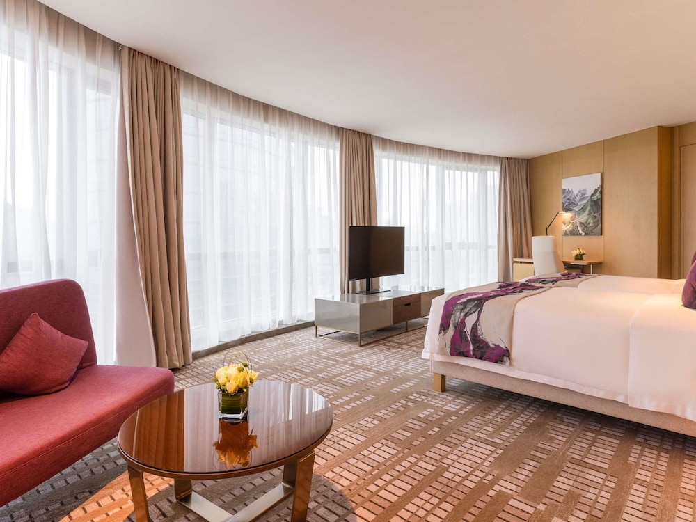 Suite Deluxe con 1 cama king size, acceso al salón del hotel Novotel Zhengzhou Airport