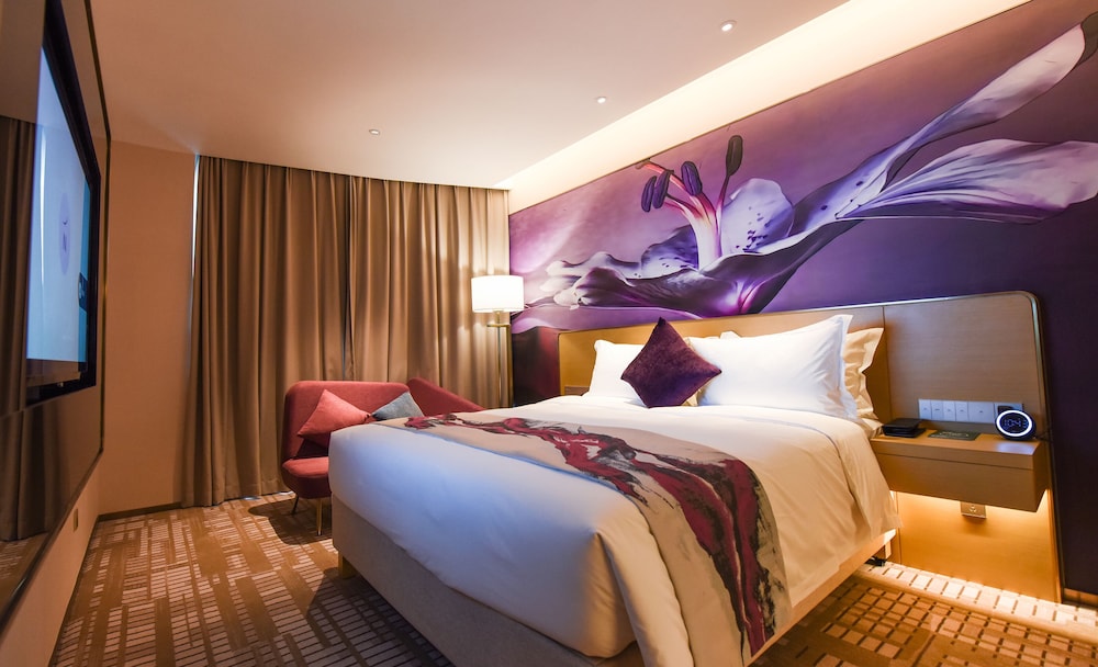 Suite Deluxe con 1 cama king size, acceso al salón del hotel Novotel Zhengzhou Airport. Foto 3
