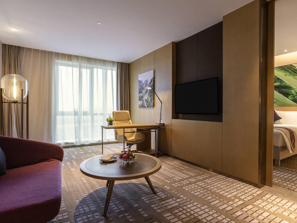 Suite Junior con una Cama King Size del hotel Novotel Zhengzhou Airport. Foto 8