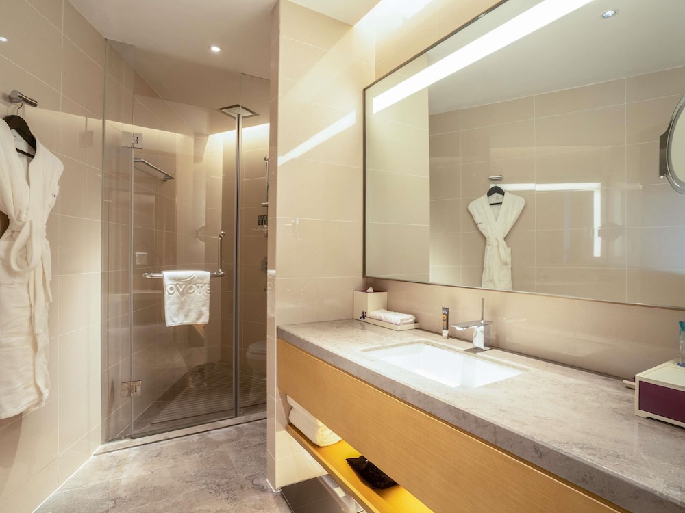 Suite Junior con una Cama King Size del hotel Novotel Zhengzhou Airport. Foto 9