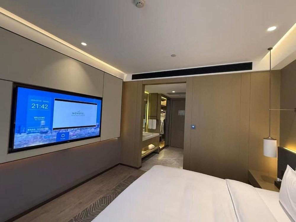 Habitación Deluxe con una cama King size del hotel Novotel Xi'an The Bell Tower. Foto 2