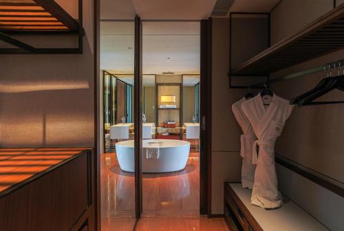 Deluxe King Suite with River View and Lounge Access - High Floor del hotel Pullman Huizhou Kaisa. Foto 1