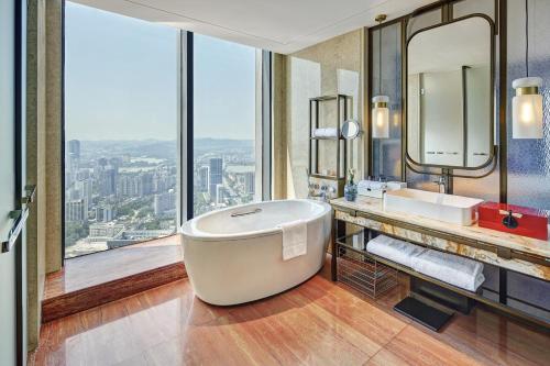 Premier Deluxe Twin Room with River View and Lounge Access - High Floor del hotel Pullman Huizhou Kaisa