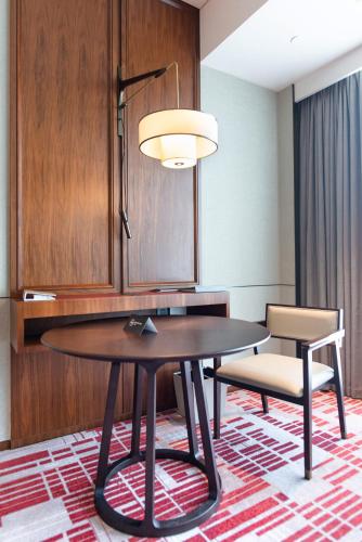 Habitación Deluxe con cama extragrande y vistas a la ciudad - Planta superior del hotel Pullman Huizhou Kaisa. Foto 2