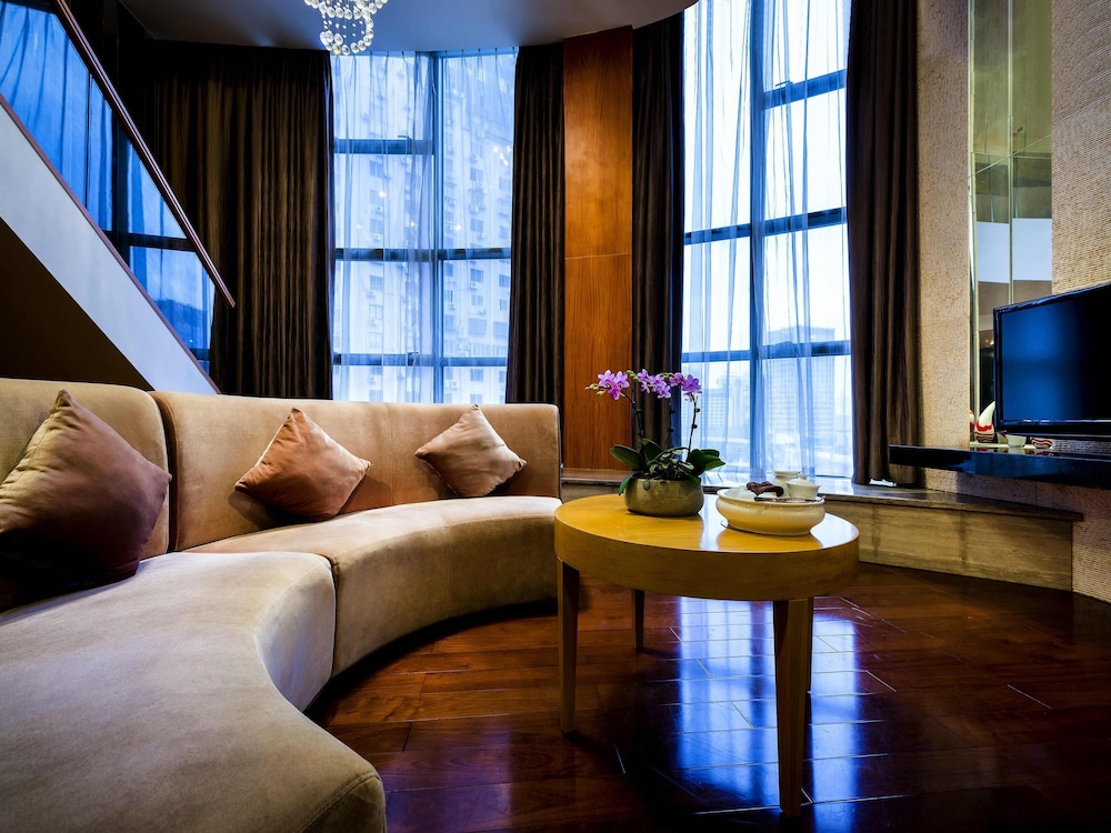 Exquisite Duplex Suite con 1 cama king - size y sofá del hotel Grand Mercure Xiamen Downtown. Foto 3