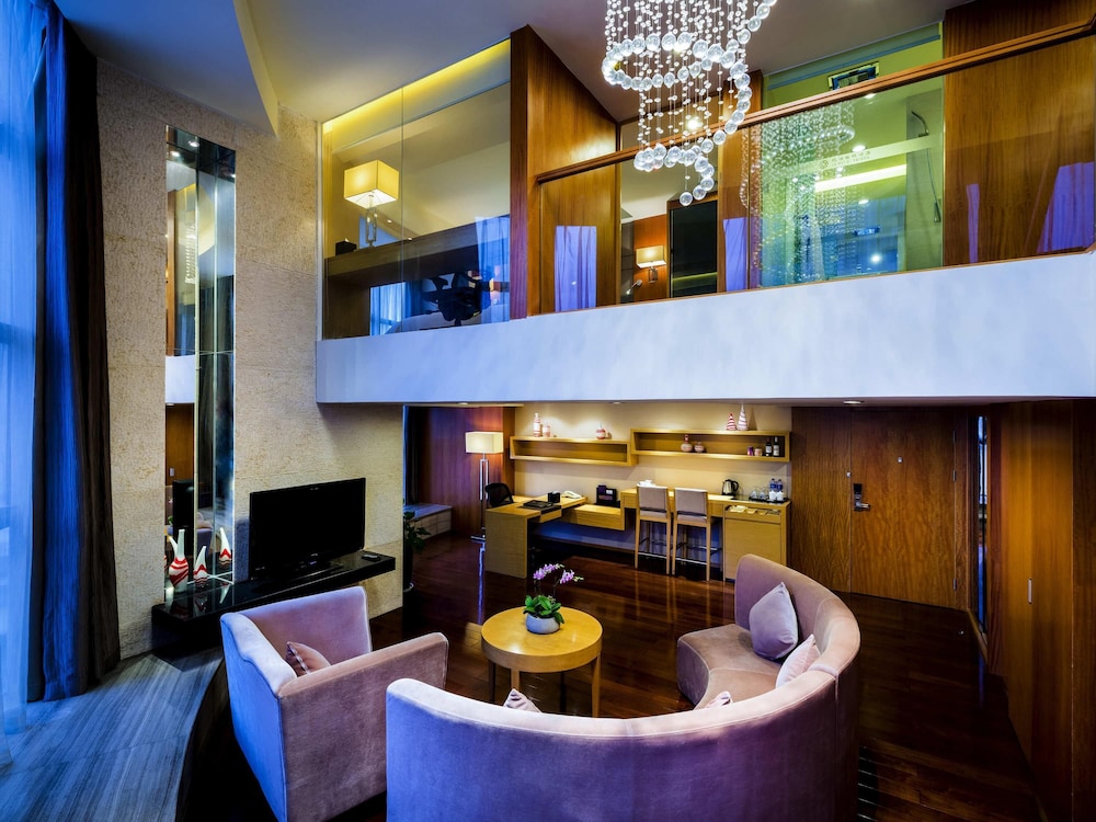 Exquisite Duplex Suite con 1 cama king - size y sofá del hotel Grand Mercure Xiamen Downtown. Foto 5