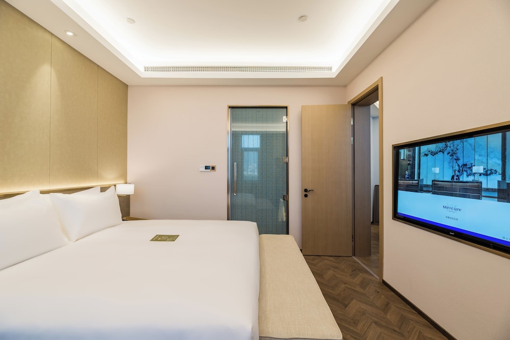Habitación Deluxe, 1 cama de matrimonio grande del hotel Mercure Changzhou Jintan. Foto 1
