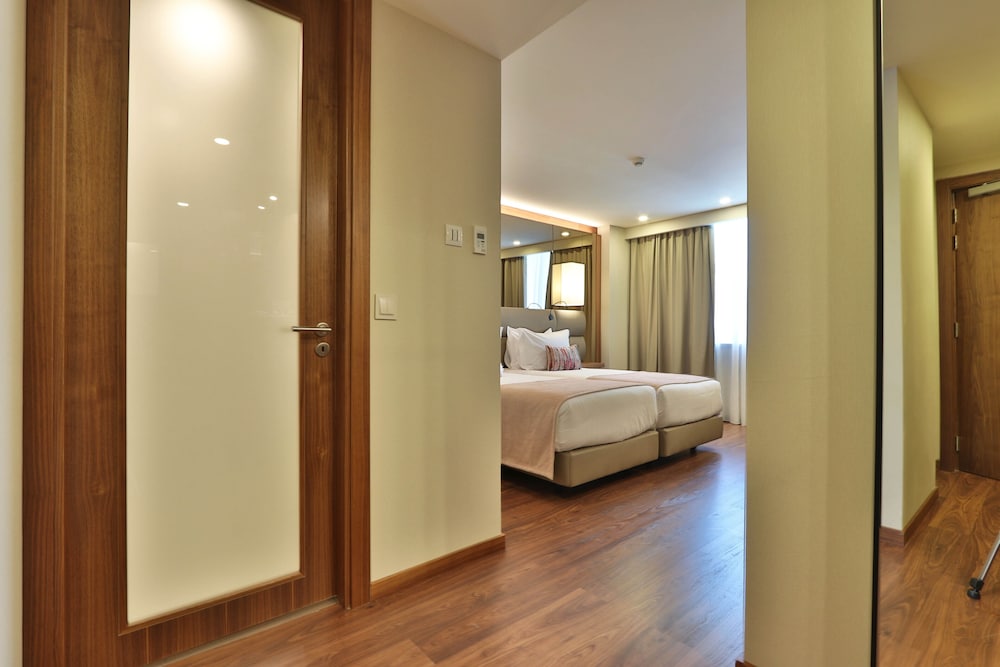 Habitación superior con 2 camas individuales del hotel Turim Ibéria. Foto 3