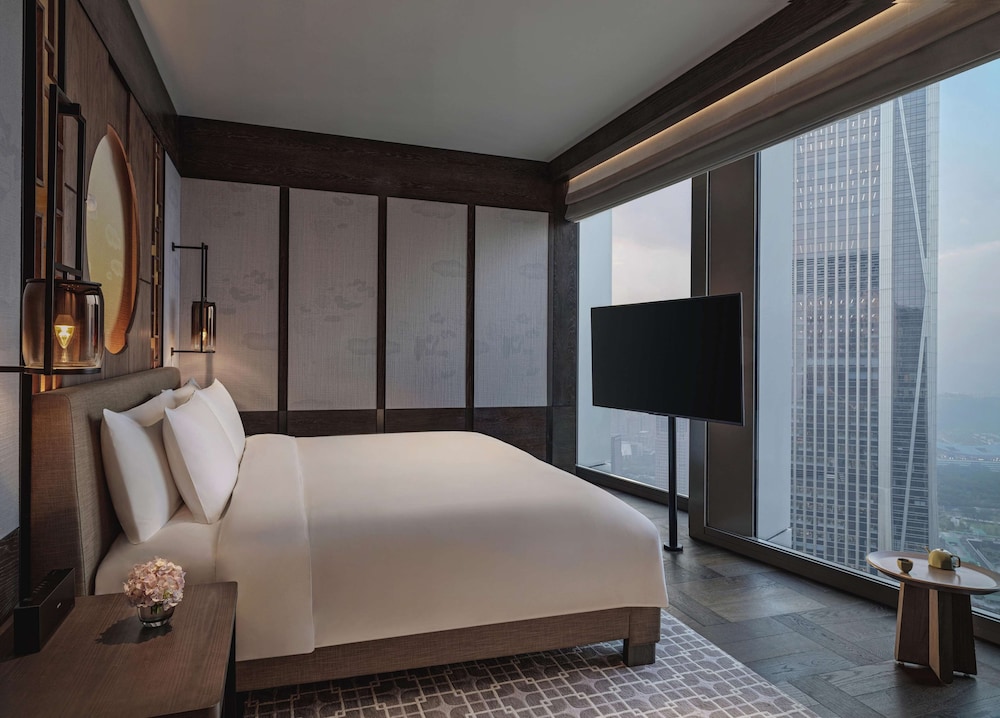 Suite con Vistas al Parque y al Horizonte del hotel Park Hyatt Shenzhen. Foto 2