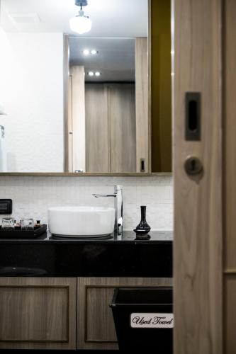 Habitación Deluxe del hotel De Chai the Deco Chiang Mai. Foto 6