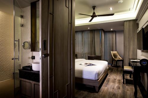 Habitación Deluxe con vistas a la piscina del hotel De Chai the Deco Chiang Mai. Foto 1