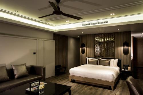 Suite Grand del hotel De Chai the Deco Chiang Mai. Foto 1