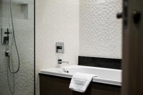 Suite Grand del hotel De Chai the Deco Chiang Mai. Foto 4