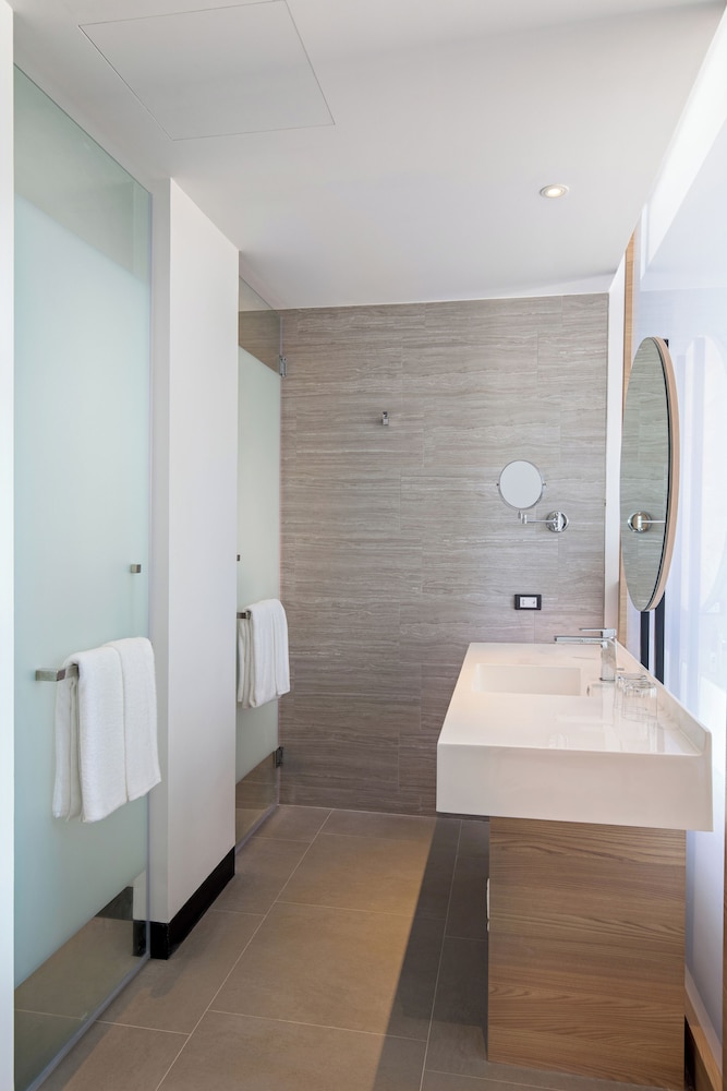 Habitación Superior con Cama King y Balcón del hotel Novotel Chiangmai Nimman Journeyhub. Foto 3