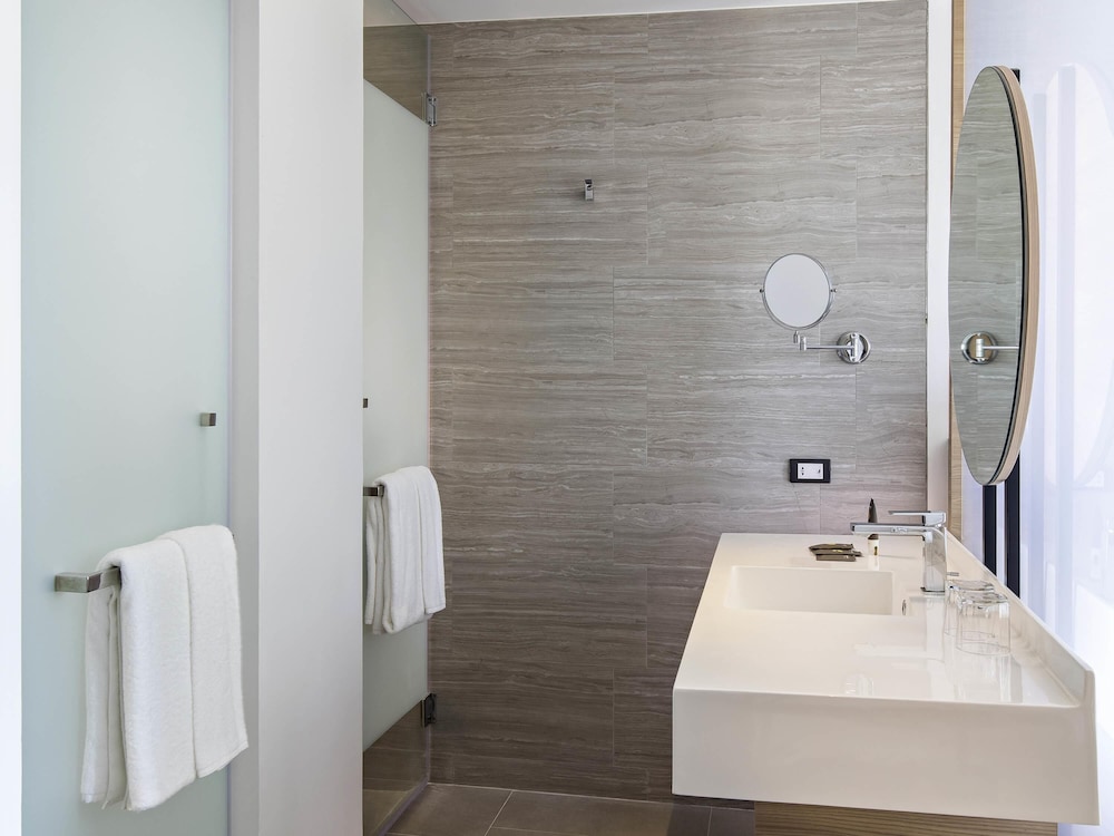 HABITACIÓN SUPERIOR CON DOS CAMAS INDIVIDUALES Y BALCÓN del hotel Novotel Chiangmai Nimman Journeyhub. Foto 3