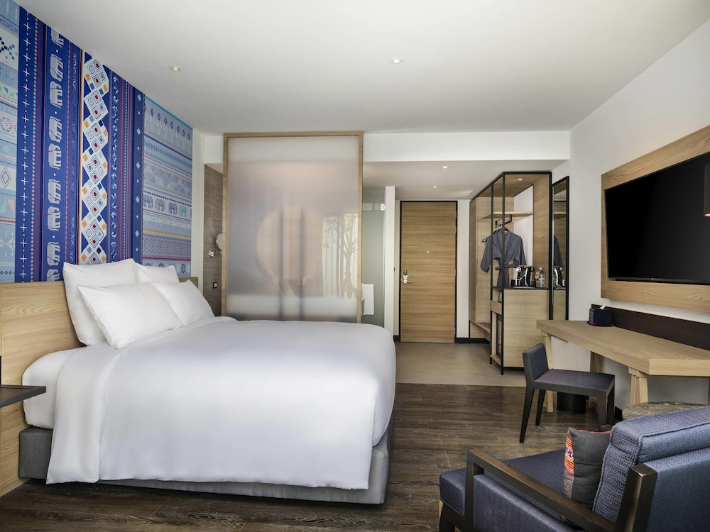 Habitación Deluxe con Cama King y Terraza (Apta para Mascotas) del hotel Novotel Chiangmai Nimman Journeyhub. Foto 3