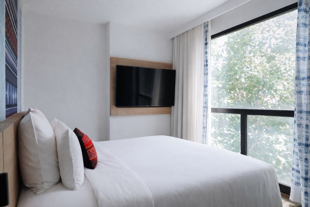 Suite Junior con Vistas a la Montaña y Cama King del hotel Novotel Chiangmai Nimman Journeyhub. Foto 4