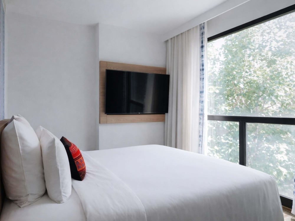 Suite Junior con Vistas a la Montaña y Cama King del hotel Novotel Chiangmai Nimman Journeyhub. Foto 6