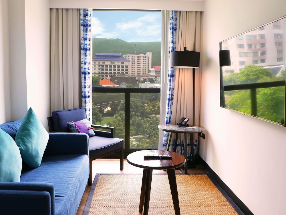 Suite Junior con Vistas a la Montaña y Cama King del hotel Novotel Chiangmai Nimman Journeyhub. Foto 9