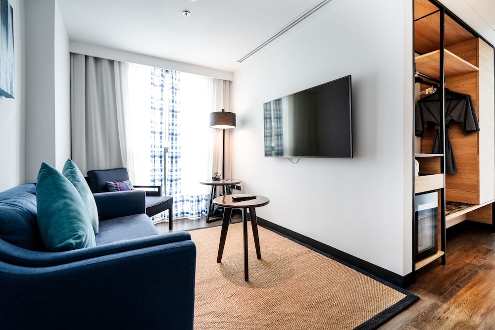 Suite Junior con Vistas a la Montaña y Cama King del hotel Novotel Chiangmai Nimman Journeyhub. Foto 11