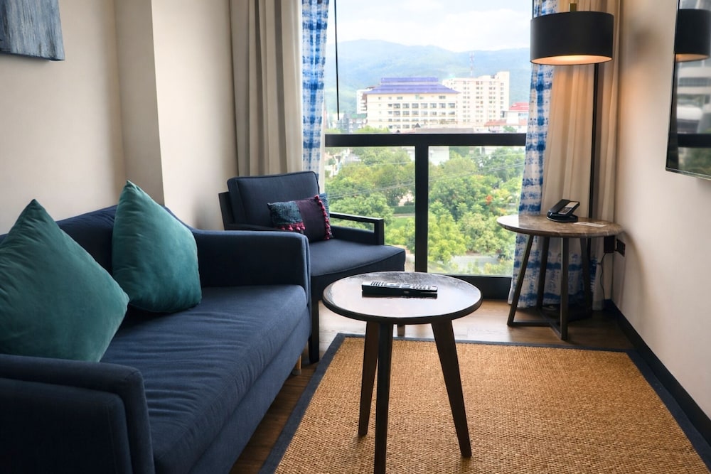 Suite Junior con Vistas a la Montaña y Cama King del hotel Novotel Chiangmai Nimman Journeyhub. Foto 12