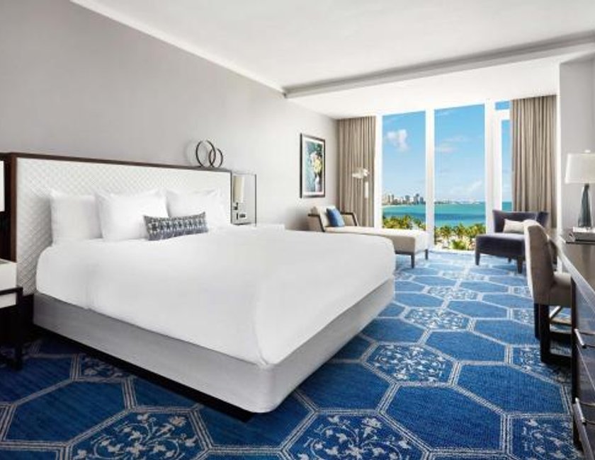 Habitación Signature con cama extragrande y vistas al mar del hotel Fairmont El San Juan