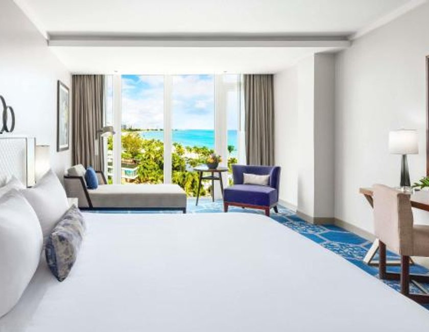 Habitación Signature con cama extragrande y vistas al mar del hotel Fairmont El San Juan. Foto 1